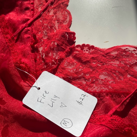 Red lace cropped shirt, size small fits big, in great condition never worn - Picture 3 of 4